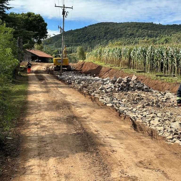 Máquinas trabalham na base para asfaltamento da Tapera