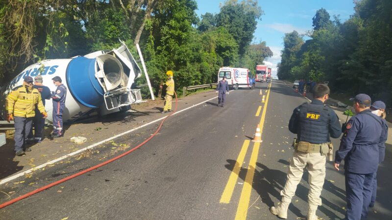 Dois homens morrem em acidente entre moto e caminhão