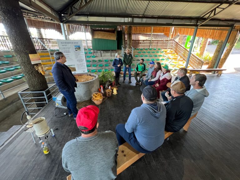 Produtores participam de palestra sobre secagem e armazenagem de grãos