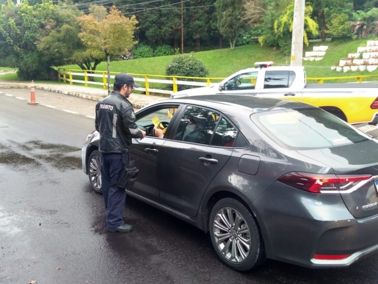 Secretaria de Trânsito e Polícia Rodoviária realizam blitz alusiva ao Maio Amarelo