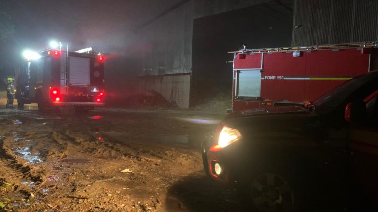 Fábrica é atingida pelas chamas no Distrito Industrial
