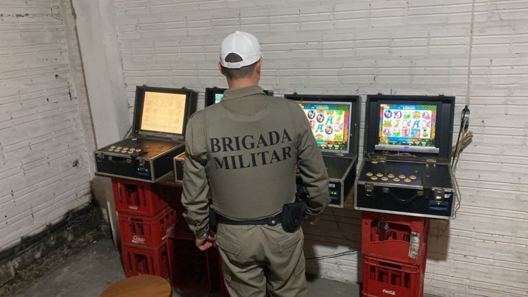 Comércio e bares são fiscalizados e BM apreende máquina caça niquel