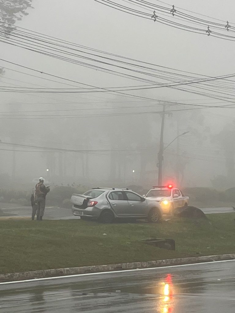 Carro sai da pista na ERS-235 e invade o canteiro central