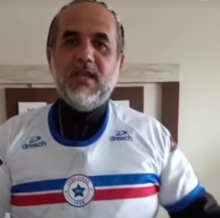 Tu viu essa? Padre Kelmon veste camisa do Igrejinha e manda recado para a cidade