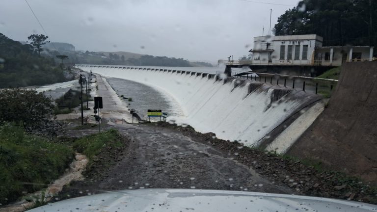 Barragem do Salto está bloqueada