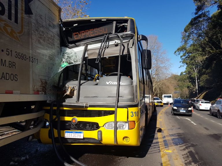 Acidente envolvendo carro, ônibus e caminhão não deixa feridos