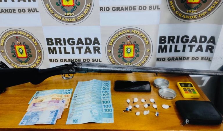 Espingarda, cocaína e dólar estavam com traficante