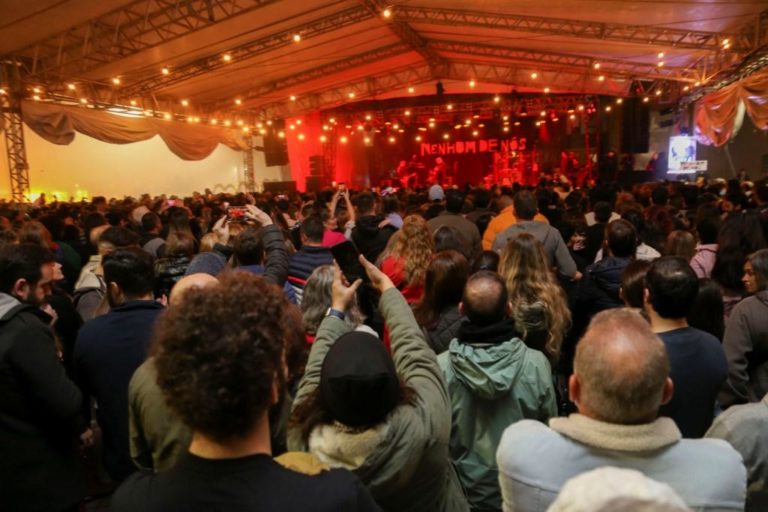 Show da banda Nenhum de Nós atrai multidão na Praça João Corrêa