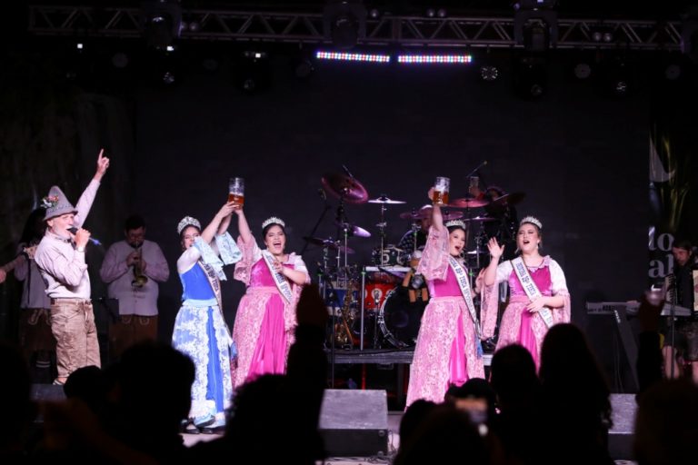 Em ritmo de Oktoberfest, Banda Cavalinho animou o final de semana da Festa Colonial