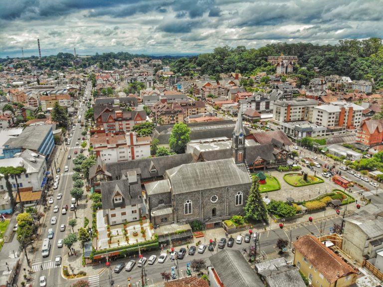 Obra da Corsan na São Pedro foi adiada devido ao fluxo intenso no município