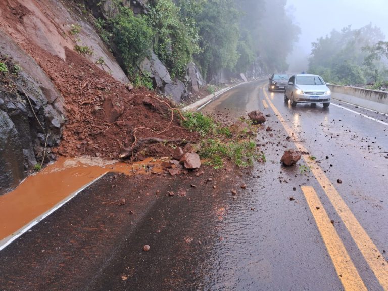 Novo deslizamento interdita a BR-116, em Nova Petrópolis