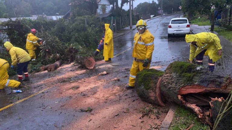 Prefeitura, Defesa Civil e Bombeiros atenderam mais de 30 ocorrências em Canela