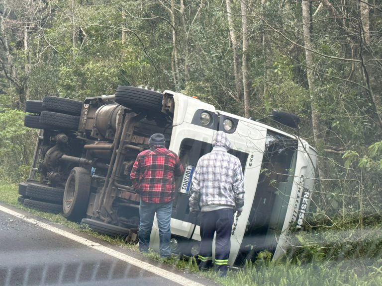 Caminhão tomba na ERS-115