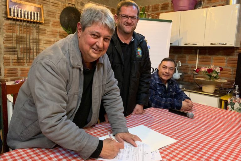 Assinado contrato para 4,5 quilômetros de pavimentação na Linha Ávila Alta