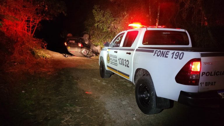 Flagrada com carro em ziguezague é detida após capotamento