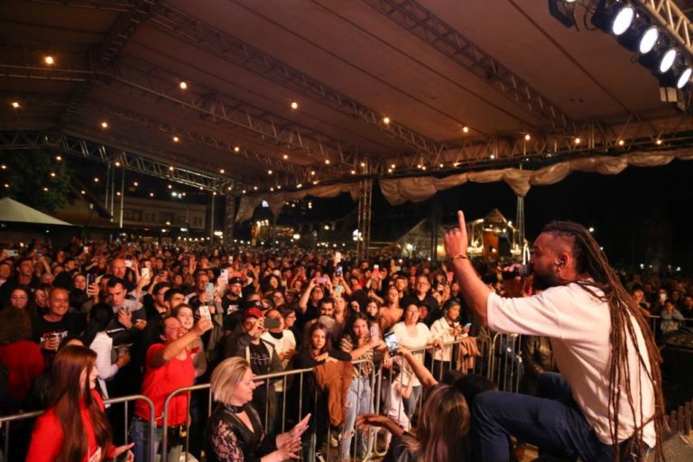 Sábado foi dia de reggae com Chimarruts na Praça João Corrêa