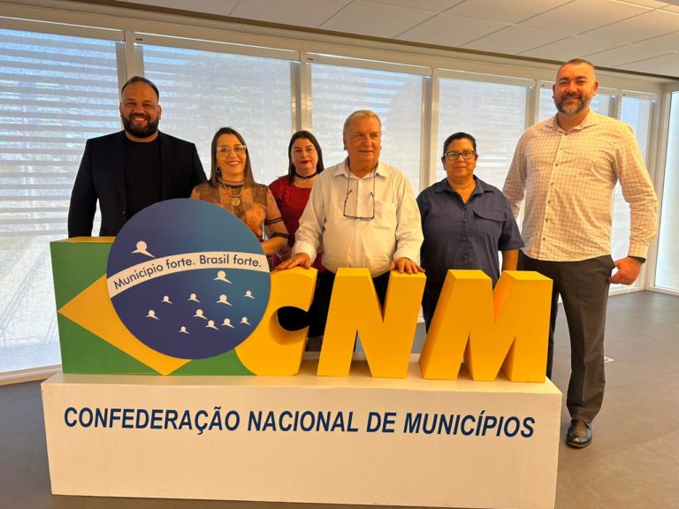 Constantino lidera comitiva em busca de recursos para o município em Brasília