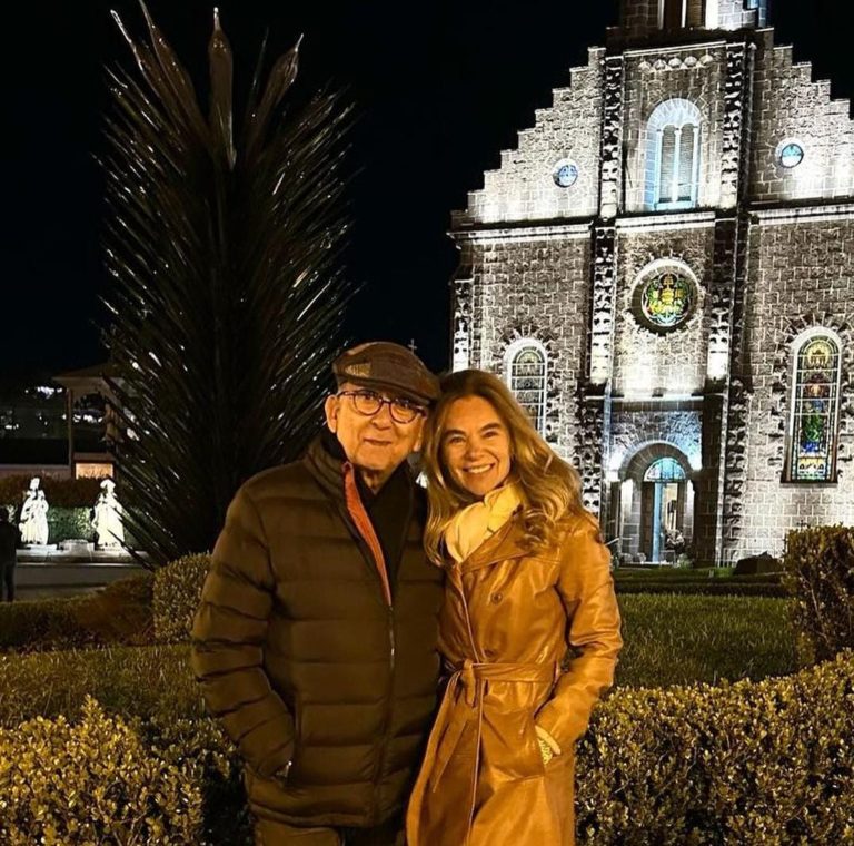 Galvão Bueno curte o frio em Gramado e posa ao lado do ‘pai do Natal Luz’