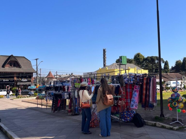 Meio Ambiente prepara ação para coibir comércio de ambulantes ao redor da Igreja