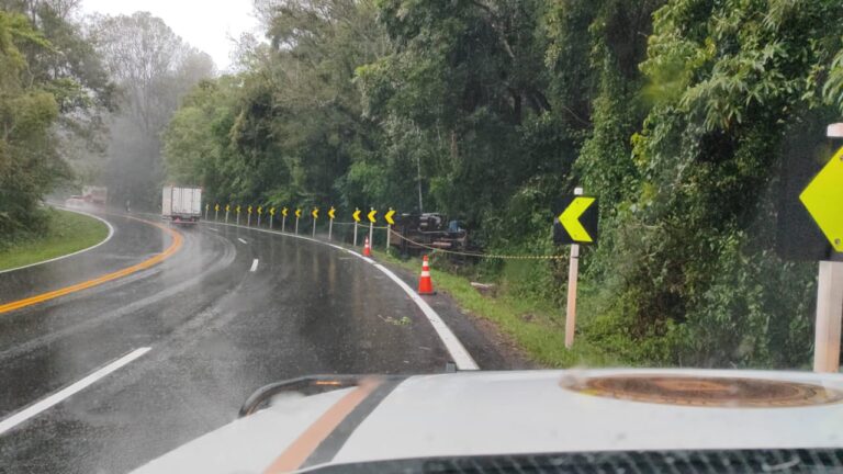 Saída de pista de dois caminhões na ERS-115