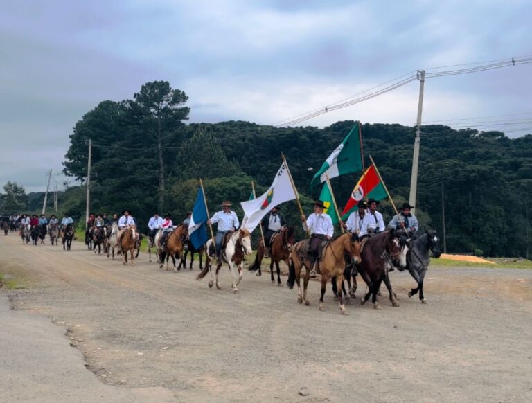 VÍDEO: Corpo de Jonas Vargas e família é levado em cortejo por cavalarianos