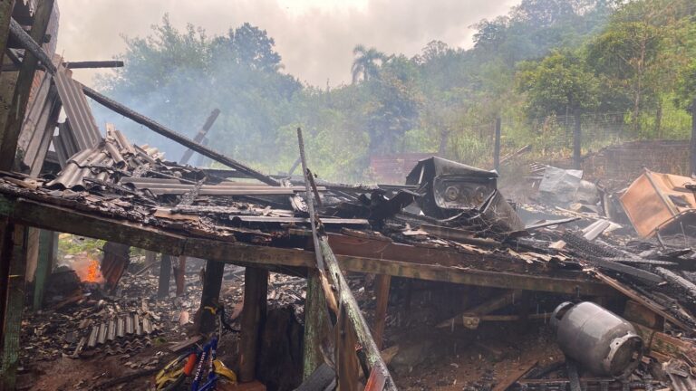 VÍDEO e IMAGENS: Preso homem que colocou fogo na casa com a esposa e o filho dentro