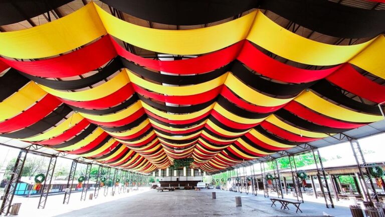 Com as ruas decoradas, Igrejinha já está no clima da 34ª Oktoberfest de Igrejinha