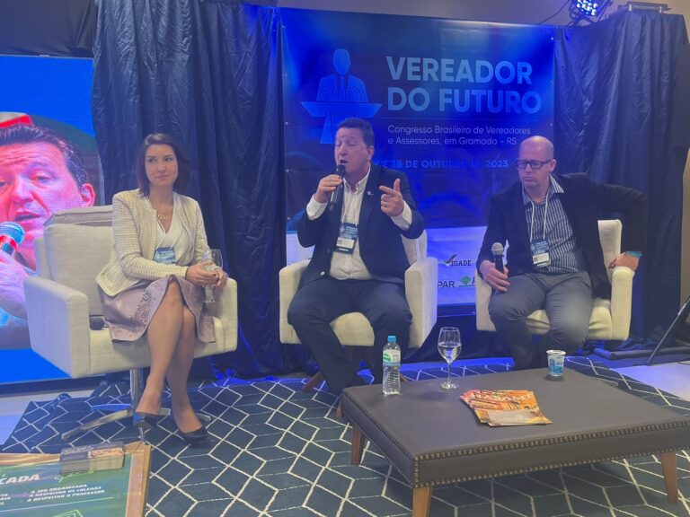 Joel Wilhelm, Comandante Nádia e Luciano Orsi palestram no 1º Congresso de Vereadores