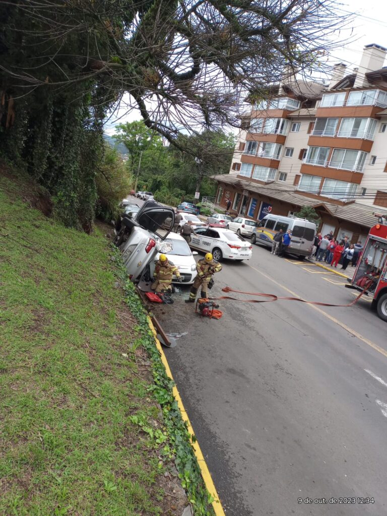 Carro capota na “Rua da Brahma” e homem fica preso nas ferragens