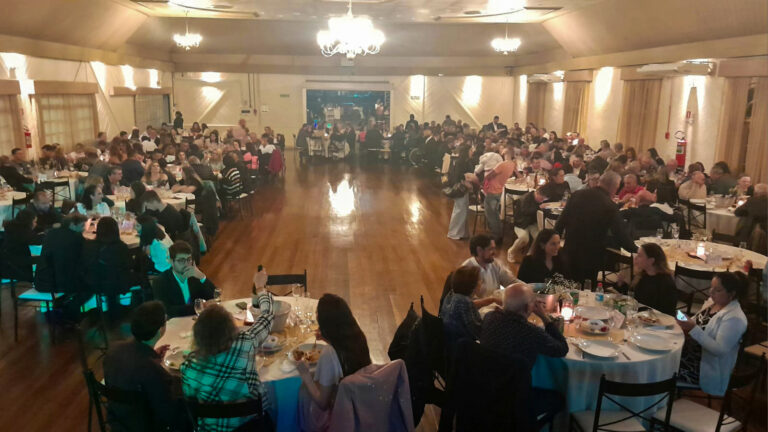 Jantar Baile da Amizade reúne comunidade em benefício da Apae