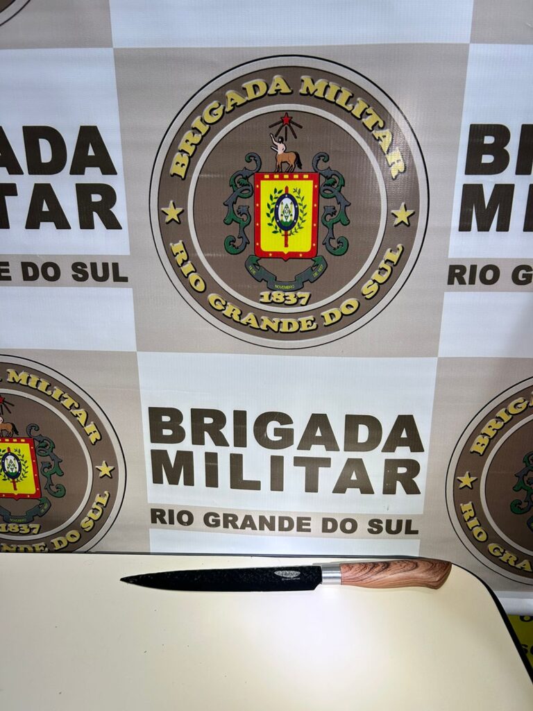 Homem entra em supermercado, toma cerveja e faz ameaças com uma faca