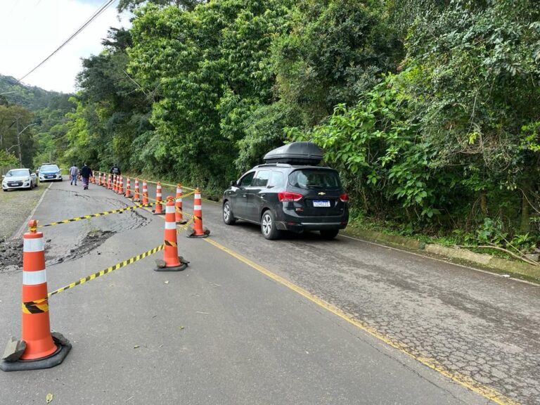 Trecho da Estrada do Morro Calçado em meia pista devido ao cedimento do asfalto