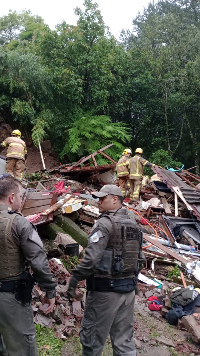 FOTOS: Casa desaba e três pessoas ficam feridas, em Gramado