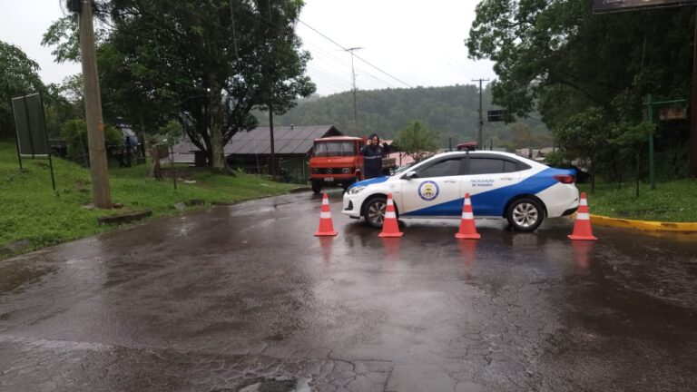 FOTOS: Acesso para algumas estradas do interior, em Canela estão bloqueadas