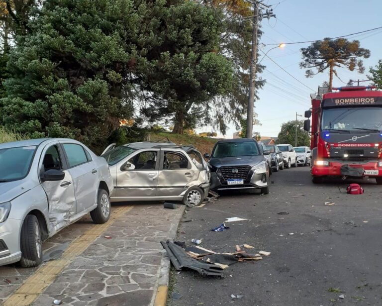 Três ficam feridos após acidente na ERS-235