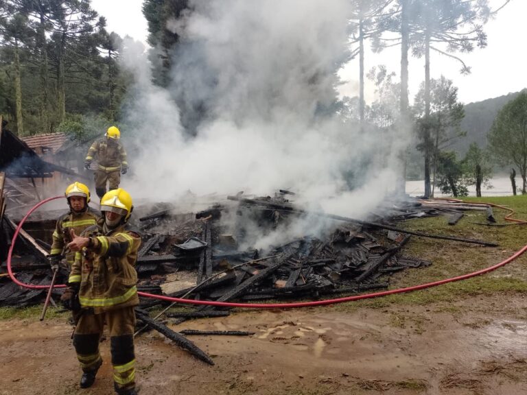Casa de indígenas é destruída pelas chamas. Saiba como auxiliar