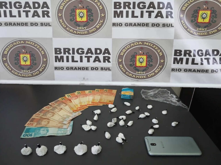 BM flagra traficante com 31 buchas de cocaína