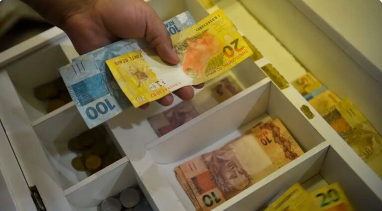 Salário mínimo de R$ 1.412 entra em vigor nesta segunda-feira