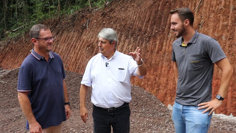 Estrada entre as Linhas Araripe e Ávila Alta sendo preparadas para pavimentação