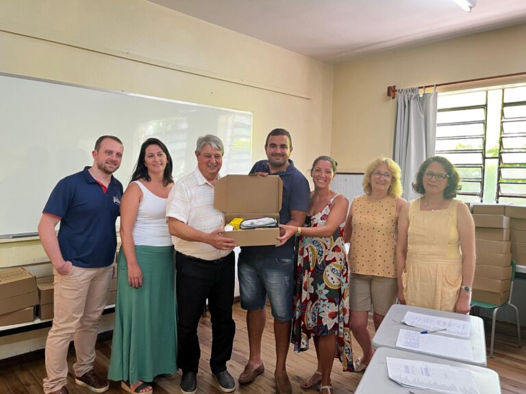 Estudantes da rede municipal começam a receber kits de material escolar