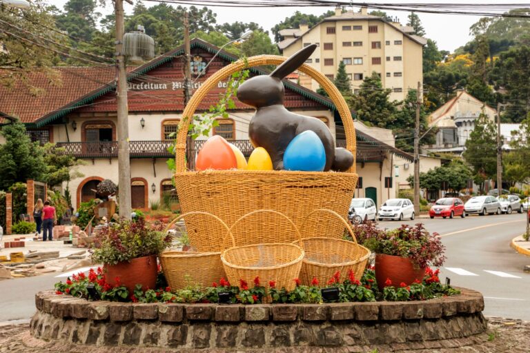 Clima da Páscoa começa a tomar as ruas de Gramado