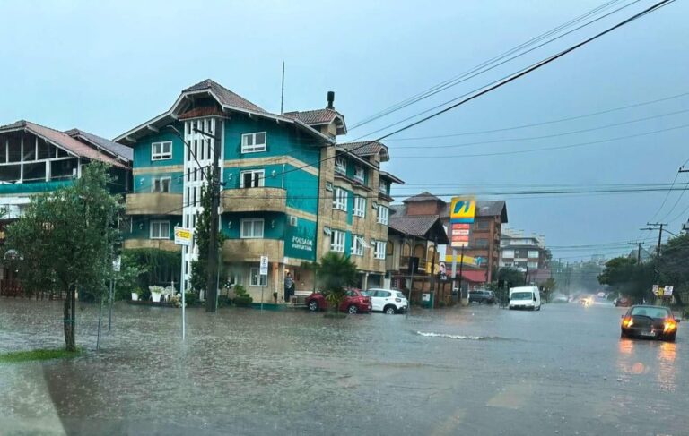 Chuva forte atinge Canela e deixa vários pontos da cidade alagados