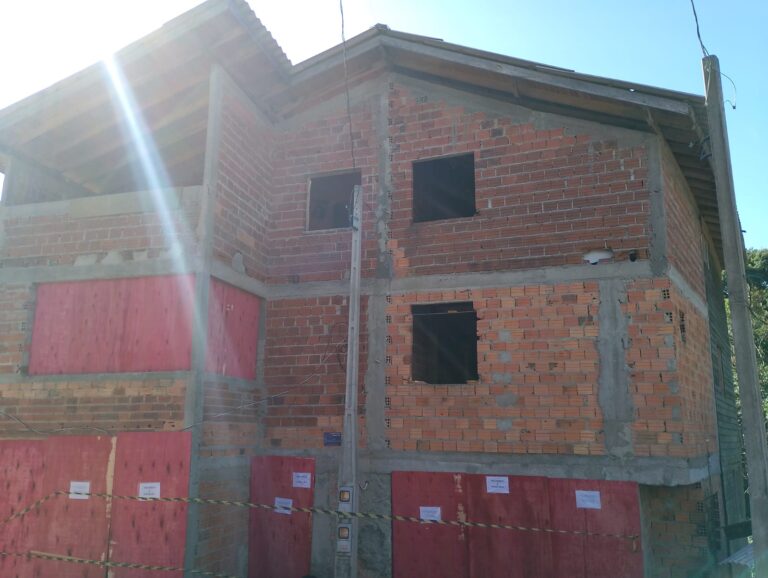 Por ordem judicial, moradores são retirados de casa com risco de desabar, em área invadida