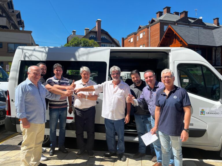 Secretaria da Saúde recebe nova van para transporte de pacientes