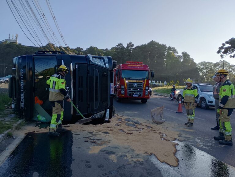 Carreta tomba na curva de acesso ao Caracol