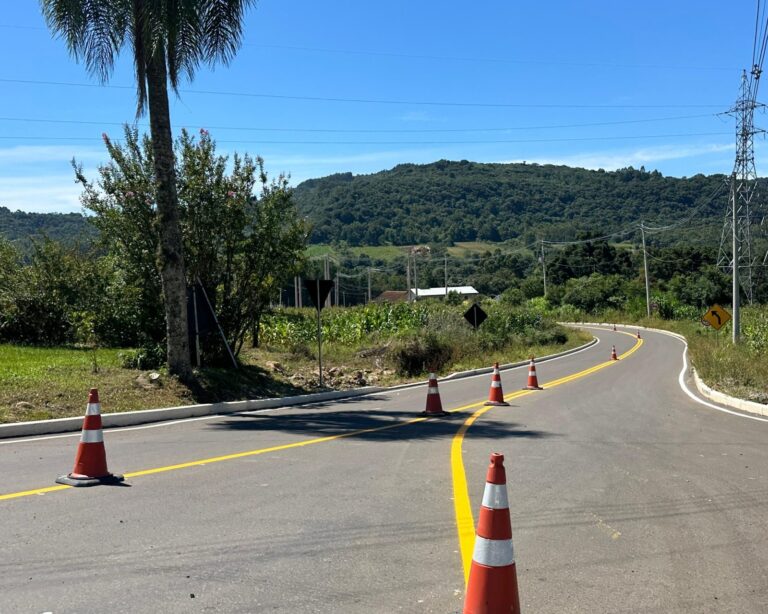 Trechos asfaltados da Linha Tapera recebem sinalização