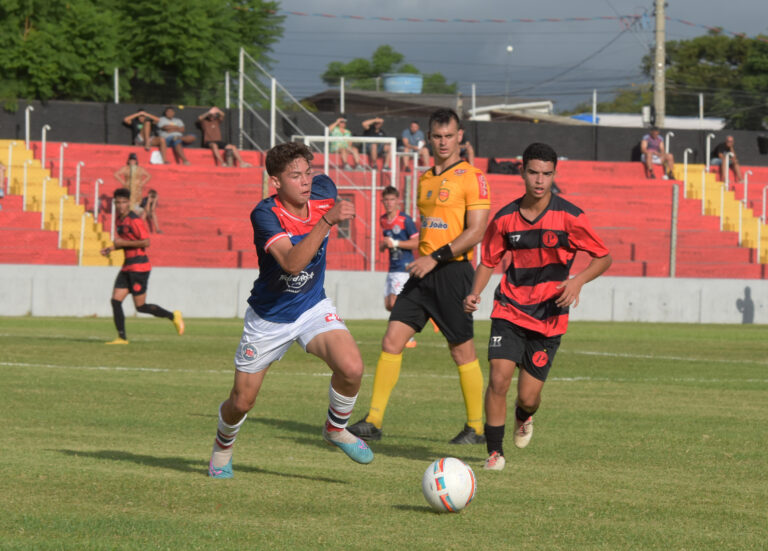 FOTOS: Após estar perdendo por dois a zero, Gramadense vira e vence o Progresso, em Pelotas