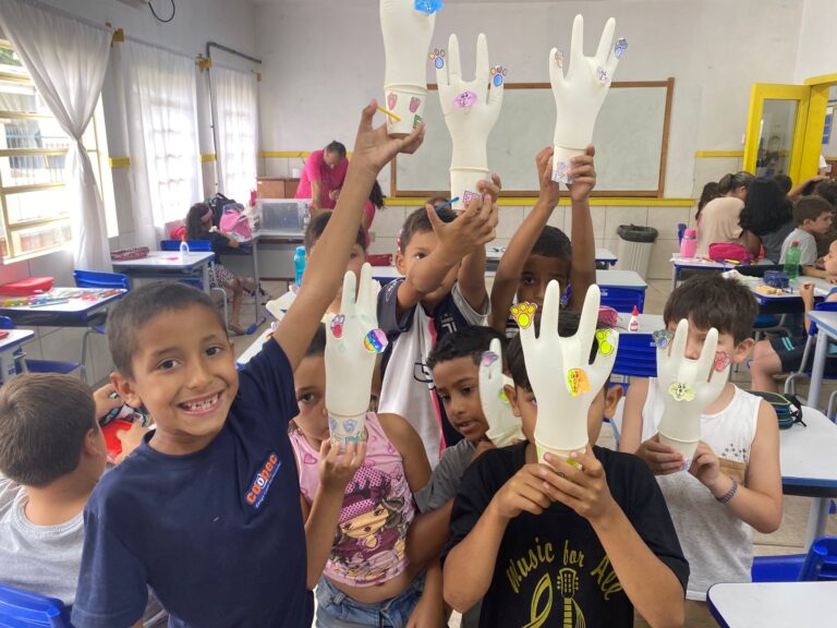 Oficina ReciCRIATIVIDADE transforma materiais do dia a dia em arte nas escolas municipais