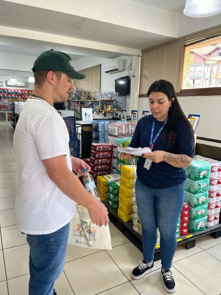 Meio Ambiente promove visitas de orientação a estabelecimentos de Gramado sobre a Lei das Sacolas Plásticas