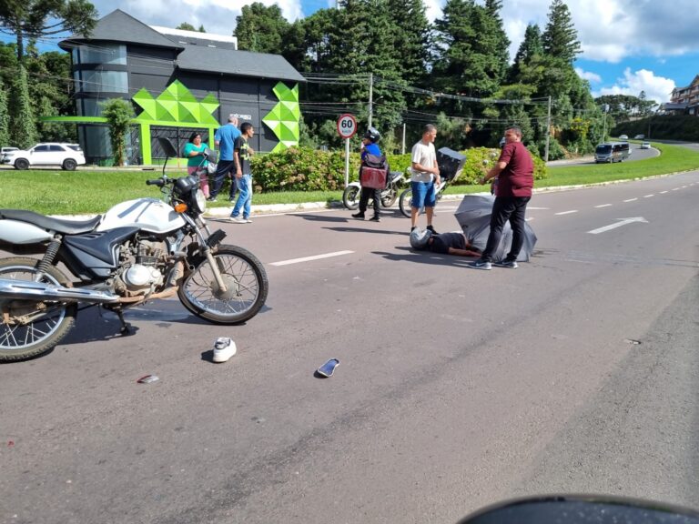 Motociclista tem fratura exposta após colidir contra carro